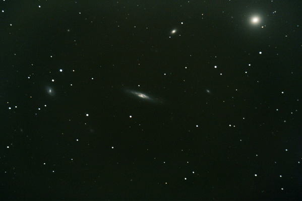 Galaxie M84 (NGC4374), NGC4388 und NGC4413 am
Im Sternbild Jungfrau am westlichen Ende der Markarian's Chain befindet sich die elliptische Galaxie M84. Etwas südöstlich davon die edge-on-Galaxie NGC4388 mit ihrem interessanten, geteilten Staubstreifen.
