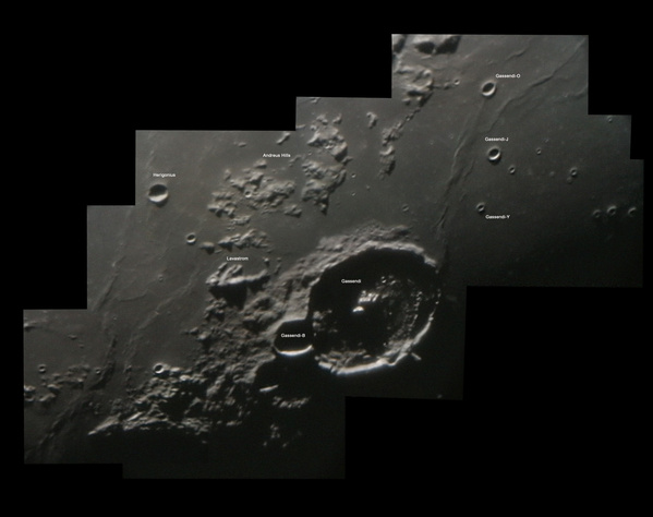 14 Mondkrater Gassendi am 21.02.2005.
Der Kraterboden (Gassendi) ist von einem dichten Netzwerk verschiedenster Rinnen, Rillen und Brüchen durchzogen. Aufgrund der tiefstehenden Sonne sind sie jedoch bis auf zwei Ausnahmen noch nicht zu sehen. Aber auch außerhalb des Kraters sind auf der linken Seite des Bildes diverse Rillen und Lavaströme zu erkennen. Das Bild ist ein Mosaik aus 12 Einzelbildern, wobei jedes Einzelbild wiederum ein Stack aus ca. 30 Rohbildern ist.
