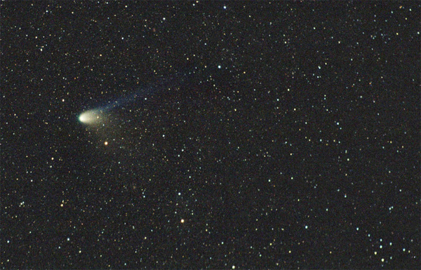 Komet Hale-Bopp der Hantel-Nebel (M27) und der Kugelsternhaufen (M71) am 09.02.1997.
Mein erstes schönes Kometenfoto. Super. Vielleicht wird der Komet ja noch größer!
