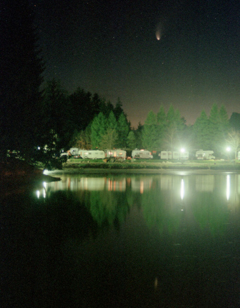 Komet Hale-Bopp am Himmel und im Wasser am 18.05.1997.
Nach etlichen Versuchen spiegelt sich der Komet endlich im Wasser.
Schlüsselwörter: Komet, Hale-Bopp, Gasschweif,