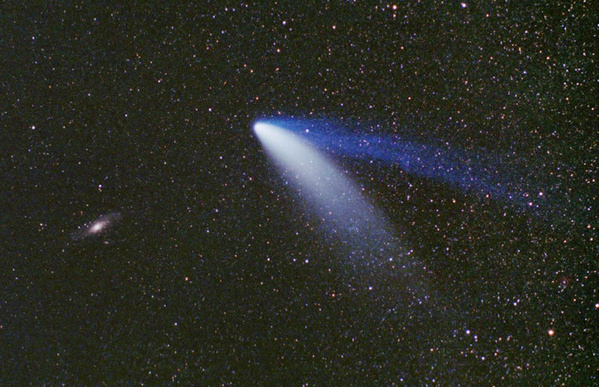 Komet Hale-Bopp mit der Andromedagalaxie (M31, M32 und M110, NGC221, NGC224, NGC205) am 27.03.1997.
Anhand der Andromedagalaxie wird die enorme Größe des Kometen erst vorstellbar.
Schlüsselwörter: Komet, Hale-Bopp, Gasschweif, Andromeda