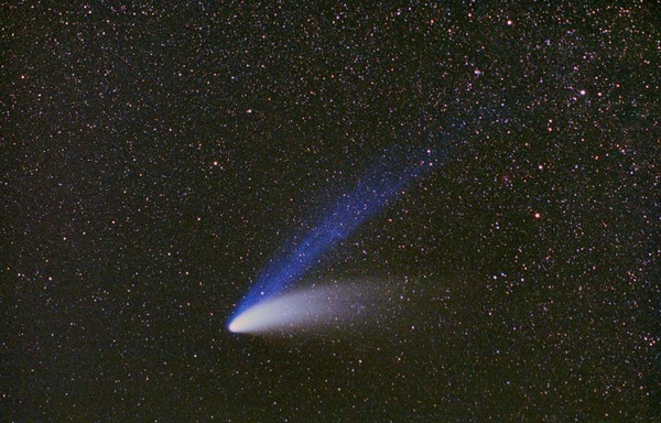 Komet Hale-Bopp mit dem Pac-Man-Nebel (NGC281) am 27.03.1997.
Zwischen dem Gas- und dem Staubschweif ist der Pac-Man-Nebel zu sehen.
Schlüsselwörter: Komet, Hale-Bopp, Gasschweif, Pacman-Nebel