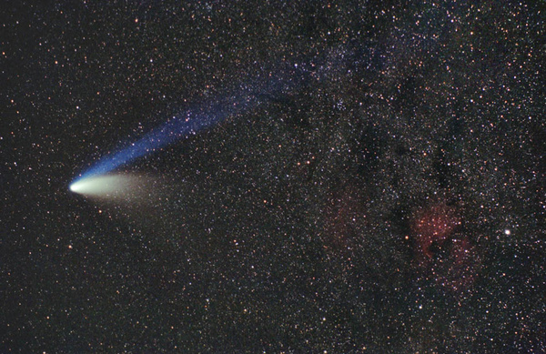 Komet Hale-Bopp mit dem Nordamerika-Nebel (NGC7000) und dem Pelikan-Nebel (IC5070) am 10.03.1997.
Mir fehlen die Worte der Komet ist ja riesig. Der Gasschweif hört ja überhaupt nicht mehr auf. Das sollte eine wunderschöne Aufnahme werden - und ist sie auch - oder?
Schlüsselwörter: Komet, Hale-Bopp, Gasschweif, Nordamerika-Nebel,