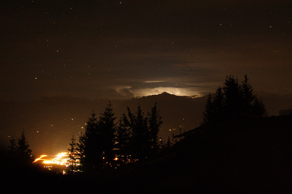 Gewitter am 12.05.2007
Von der Hinterhorn Alm im Karwendel hatten wir um ca. 23:00Uhr einen hervorragenden Blick auf ein südlich des Inntales niedergehendes Gewitter. Angenehm wenn man im Trockenen seinem Hobby nachgehen kann!
