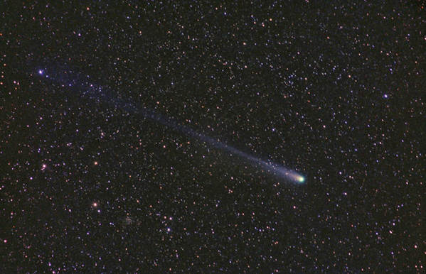 Komet Ikeya-Zhang und der offene Sternhaufen (NGC7789) am 13.04.2002.
Faszinierend der Gasschweif ist schön lang ausgebildet. Von der Erde aus gesehen liegt der Staubschweif hinter dem Gasschweif und ist wesentlich kürzer.
Schlüsselwörter: Komet, Ikeya-Zhang, Gasschweif,