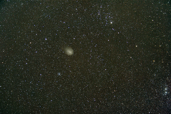 Komet Holmes am 29.12.2007.
Der Schweifstern zieht nun im westlichen Perseus seine Bahn und entfernt sich dabei immer weiter vom Zentrum des Sonnensystems. Aufgrund der Ausdehnung der Coma (bereits mehr als zweimal der Sonnendurchmesser) erscheint der Komet zwar lichtschwächer aber dafür riesengroß, wie dieses Foto eindrucksvoll veranschaulicht. Am rechten Bildrand (nördlich) befindet sich der Doppelsternhaufen und unter (westlich) dem Kometen der offene Sternhaufen M34.
