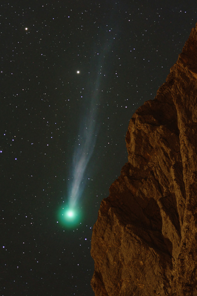 Komet SWAN. Untergang hinter dem Bettelwurf.
Auch bei diesem Bild wurde der Komet, der Sternenhintergrund und der Felsen separat aufgenommen und in einer Aufnahme vereinigt.
