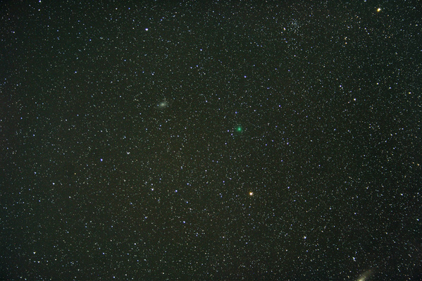 Komet Tuttle/8P am 29.12.2007
Komet Tuttle/8P zwischen zwei Messier-Objekten (M31 und M33) und einem weiteren Deep-Sky-Objekt (NGC752). Links vom "Schweif"-stern befindet sich M33 und rechts am unteren Bildrand kann man noch einen Teil der Andromeda-Galaxie erkennen. Am oberen Bildrand befindet sich der offene Sternhaufen NGC752.
