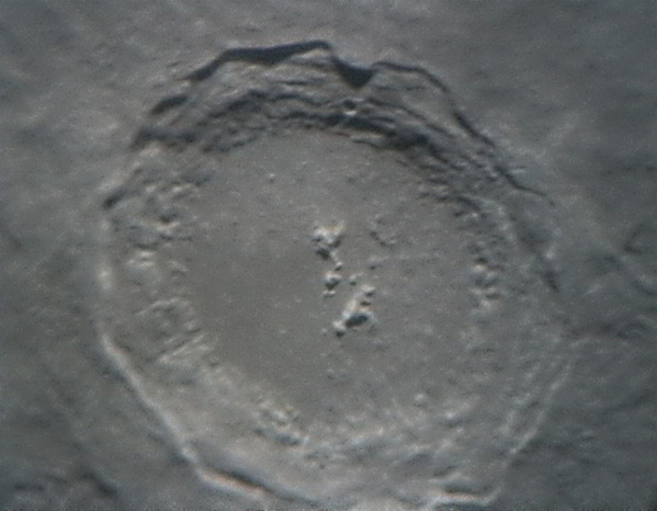 11 Mondkrater Kopernikus am 21.02.2005.
Aufgrund der relativ hoch stehenden Sonne ist der Schattenwurf im Monkrater relativ gering und die kleinen Krater links neben dem Zentralgebirge des Kopernikus sind nur als weiße Ringe abgebildet. Sie haben einen Durchmesser von ca. 1 - 1,5 km. Mit einem Durchmesser von rund 93 km und einer Tiefe von 3 km gehört Kopernikus zu den größten und tiefsten Kratern auf unserem Mond.
