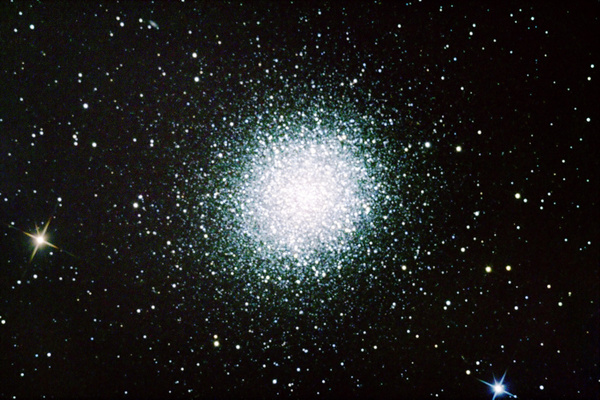Der große Kugelsternhaufen M13, (NGC6205)
Mit dem 16" Newton Teleskop lassen sich schon bei relativ kurzen Belichtungszeiten (1-3 Minuten) unglaublich viele, sehr schwache Sterne abbilden. Deshalb ist der Sternhaufen auf dieser Aufnahme auch besonders groß.
Schlüsselwörter: Kugelsternhaufen,