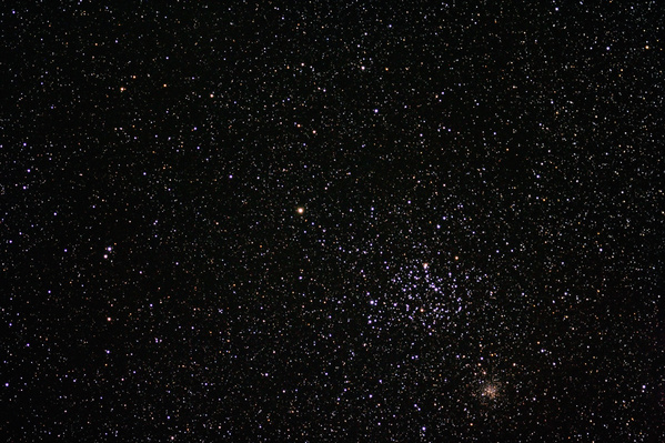 M35, (NGC2168) und NGC2158
M35 ist bereits mit bloßem Auge als nebliger Fleck im Sternbild Zwillinge zu sehen, der Begleitsternhaufen NGC2158 lässt sich erst im Teleskop in Einzelsterne auflösen.
Schlüsselwörter: M35, NGC2158, offener Sternhaufen