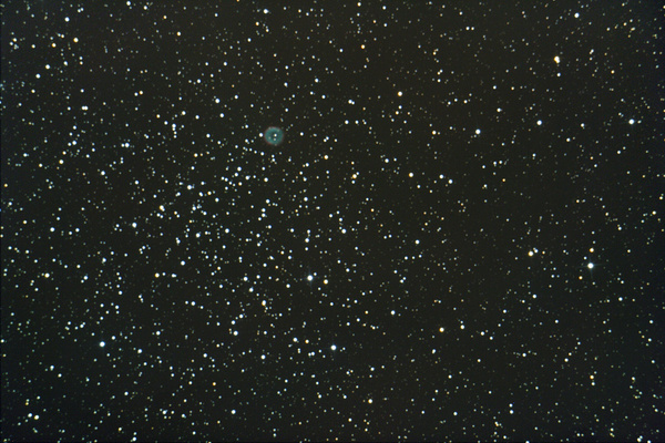 Aufgrund der enormen Vergrößerung hebt sich der Sternhaufen beinahe nicht mehr von der Milchstraße im Hintergrund ab. Dafür kann aber der planetarische Nebel mit seinem Zentralstern gut beobachtet werden.
