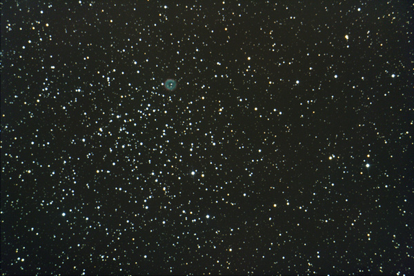 Aufgrund der enormen Vergrößerung hebt sich der Sternhaufen beinahe nicht mehr von der Milchstraße im Hintergrund ab. Dafür kann aber der planetarische Nebel mit seinem Zentralstern gut beobachtet werden.
