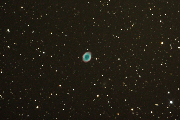 Der Ring-Nebel M57 (NGC6720) am
Auch für den Ring-Nebel gilt - besser mit 4 als mit nur mit 2 Meter Brennweite aufnehmen. Trotzdem, ich glaube mir ist ein recht gutes Foto gelungen. Auch die benachbarte Galaxie IC1296 ist deutlich zu sehen.
