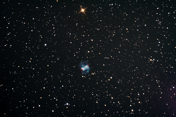 Der kleine Hantel-Nebel M76 (NGC651) am
Im 16" Newton Teleskop kann man jetzt schon erkennen warum dieser planetarische Nebel der kleine Hantelnebel heißt. Zahlreiche Srukturen.
