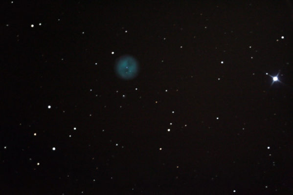 M97, (NGC3587), Der Eulen-Nebel.
Bereits mit sehr kurzen Belichtungszeiten bis zu einer Minute werden sehr viele Details abgebildet. Schwierigkeiten hat die Canon - wie ja bekannt - mit schwachen Rottönen.
Schlüsselwörter: Eulen-Nebel, planetarischer Nebel,