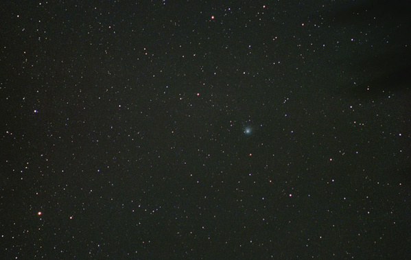 06 Komet Machholz am 08.12.04.
Es ist bereits ein Schweifansatz zu erkennen. 

