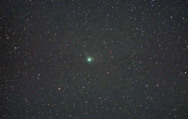 10 Komet Machholz am 14.12.04.
Der Schweif ist nun schon recht gut (aber dünn) ausgebildet.

