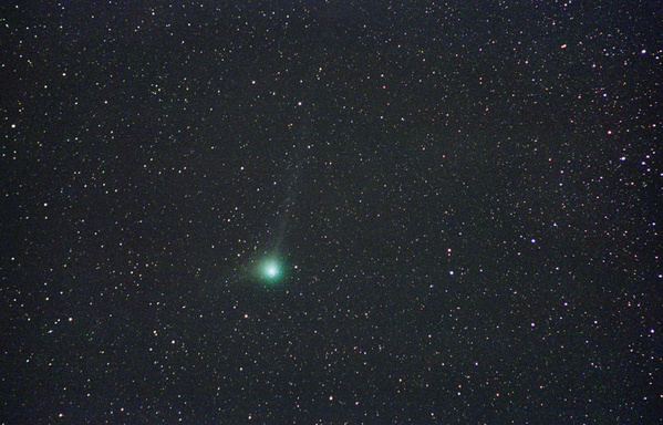 13 Komet Machholz am 04.01.05.
Als ich den Kometen nach den Nächten rund um den Vollmond das erste Mal wieder zu Gesicht bekam, machte der Schweifstern seinem Namen alle Ehre. Er hatte bereits einen schönen Gasschweif entwickelt.
