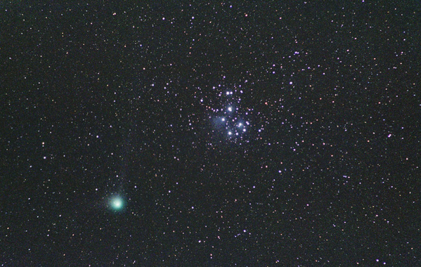 16 Komet Machholz am 06.01.05.
Der Komet kommt den Plejaden (M45) immer näher. Hoffentlich ist der Himmel morgen um diese Zeit klar und hoffentlich hat der Komet dann einen schönen Gasschweif.
