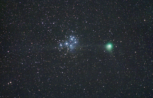 17 Komet Machholz am 07.01.05.
Der Komet steht nur 2° westlich der Plejaden (M45) und sein Gasschweif zieht weit über den offenen Sternhaufen hinweg.
