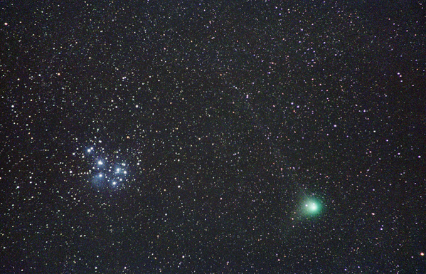 19 Komet Machholz am 09.01.05.
Der Komet bzw. der Gasschweif und die Plejaden (M45) zeigen sich wieder von ihrer besten Seite.
