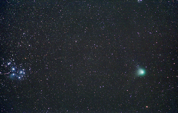 20 Komet Machholz am 11.01.05.
Der Gasschweif des Kometen ist heute kaum zu sehen bzw. in einem 200mm Teleobjektiv zu fotografieren. Dies dürfte die letzte Nacht des Kometen mit den Plejaden (M45) sein. Rechts oberhalb des Kometenkernes ist der kleine Gasnebel NGC1333 zu erkennen und am oberen Bildrand befindet sich noch der Gasnebel IC1985.
