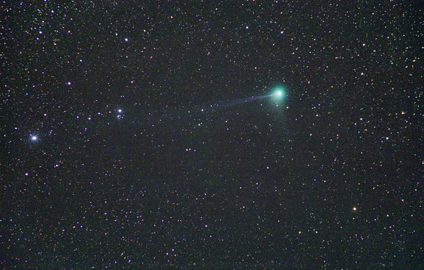 21 Komet Machholz am 12.01.05.
Der Gasschweif hat sich unerwarteter Weise ein paar Stunden vorher sehr schön entwickelt. Die Entstehung des Gasschweifes konnte von mir fotografisch festgehalten werden und zu einer Animation zusammengestellt werden. Sobald wir Animationen zeigen können, wird diese hier zu finden sein. Die Nebel NGC1333 und IC1985 sind links über dem Gasschweif bzw. unterhalb des Kometenkernes zu sehen.
