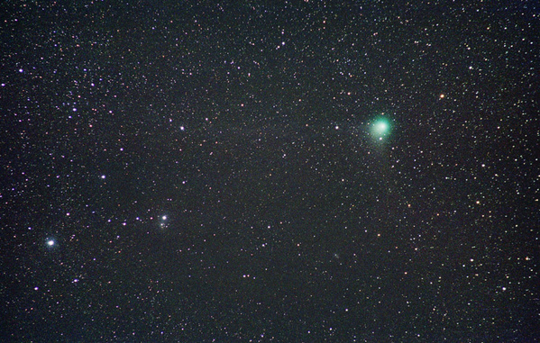 23 Komet Machholz am 12.01.05.
Der Gasschweif ist kaum noch vorhanden. Die Nebel NGC1333 und IC1985 sind links unten und unterhalb des Kometenkopfes zu sehen.
