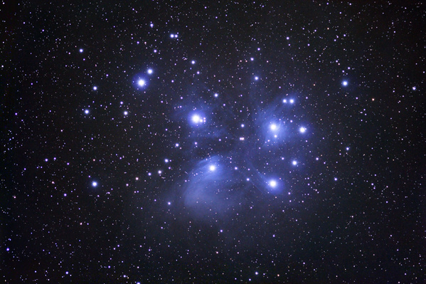 M45, Plejaden am 16.01.2006
Aus ca. 20 Einzelaufnahmen entstand dieses Bild der sieben Schwestern. Obwohl von einer Wohngegend in Gnadenwald aufgenommen, konnte schon ein Großteil der Nebel abgelichtet werden. Aufgebessert wurde das Bild letztendlich mit zwei 10-minütigen Aufnahmen von Ellbögen.
Schlüsselwörter: Plejaden, Reflexionsnebel, offener Sternhaufen,