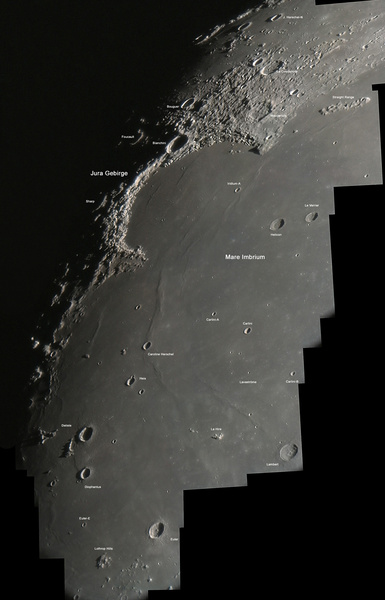 003 Sinus Iridium am 21.02.2005.
Dieses Mosaik besteht aus 45 Einzelbilder (jedes Einzelbild ist ein Stack aus ca. 30 Rohbildern) und zeigt das halbkreisförmige Jura-Gebirge mit dem Sinus Iridium und Teile des Mare Imbrium. Beachte: Die Lavaströme rechts über der Berggruppe La Hire sind nur unter günstigen Lichtverhältnissen und sehr gutem Seeing zu sehen bzw. zu fotografieren. Die kleinsten erkennbaren Details haben einen Durchmesser von ca. 700 - 800 Meter!!!
