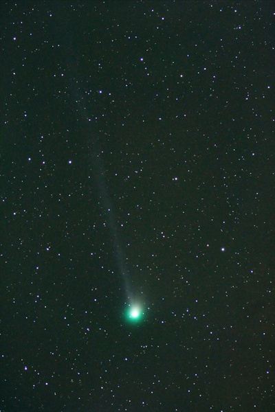 1 Komet SWAN ??.10.2006
Gleich am ersten Abend ein gelungenes Foto. Der Komet macht ja wirklich was her! Beide Schweife sind gut zuerkennen - der kurze Staub- und der recht ausgeprägte Gasschweif.
