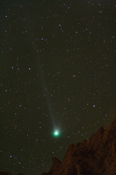 Der Komet ist bedingt durch unseren Beobachtungsplatz (an der Nordostflanke des Bettelwurfes 2726m) nicht lange am Abend zu sehen. So steht zwar der Schweifstern nicht lange am Himmel, man hat aber wenigstens die Gelegenheit den Kometen beim Untergang zu fotografieren. Auch nicht schlecht.
