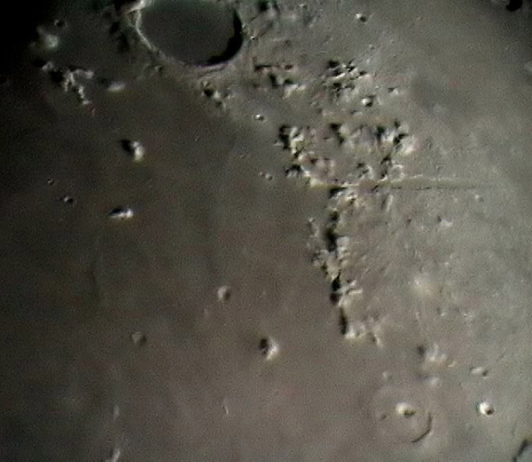 08 Das Tal der Alpen.
Eine der ersten Versuche den Mond abzufilmen. Da die Atmosphäre damals sehr ruhig war, ist das auch eine der besten Aufnahmen geblieben. Ein Stack aus 10 Rohbildern.
