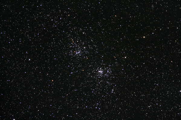 Im 80/500mm Refraktor ist der Doppelsternhaufen schon ein recht beeindruckender Anblick. Die Brennweite könnte aber noch eine Spur länger sein. Trotzdem leuchten unzählig viele Sonnen - wie Diamanten auf schwarzem Samt.
