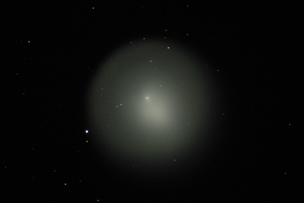 Komet 17P/Holmes
Die Aufnahme entstand am 02.11.2007 in Ellbögen. Man sieht hier keinen so hellen "Ball", das Foto entspricht eher dem Anblick des Kometen mit einem kleinen Teleskop. Ich belichtete bis ca. 30 Sekunden pro Aufnahme.
Schlüsselwörter: Komet, 17P Holmes