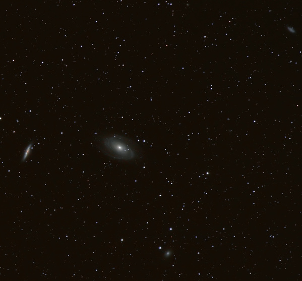 M81, M82, NGC3077, NGC2976 und viele mehr
Meine ersten Schritte in der Asrofotographie... 

13 Fotos stackt (32min 30sec Gesamtbelichtungszeit)
2000ISO 

M81 
Sb Spiral Galaxy 
Magnitude: 7.9b 

M82 
Irregular Galaxy 
Magnitude: 9.3b 

Bei 12 Millionen Lichtjahren Entfernung, machen die Galaxien M81 und M82 zu einer der spektakulärsten Sehenswürdigkeiten am Himmel
Schlüsselwörter: M81, M82