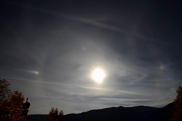 Mondhalo mit Nebenmonden
Heute 03.10.2009 hatte ich daß Glück einen Mondhalo zu sehen. Genau wo ich vorhatte meine neue Camera zu Testen. Ich muß sagen es ist wunderschon. Nebenmonde schauen genial aus!! 
Schlüsselwörter: Mond, Halo, Nebenmond