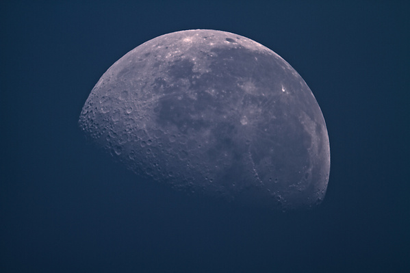 Mond am Tag 
Netter Anblick des Mondes am Morgenhimmel .. Foto wurde mit dem 8" RC gemacht ;)
