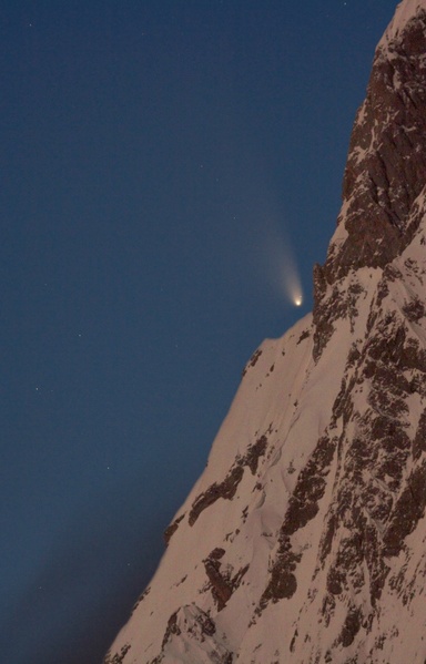 Pannstarrs und Bettelwurf
Am 22.3.13 haben die Wolken doch noch bis zum Untergang des Kometen Panstarrs gewartet. War garnicht so leicht ihn zu sehen, da doch jeden Tag die Dämmerung 3-4 Minuten später einsetzt und der Komet sehr tief am Westhimmel steht.
