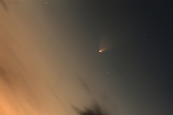 ...und noch ein Kometenfoto! Rainer und ich waren so gerissen, dass wir auch mit dem 300-er Tele und der Alccd 6 fotografiert haben. Hier das interessanteste Foto mit 2 extrem getrennten Schweifen! Belichtung: 10 sec um 19.31 Uhr.
